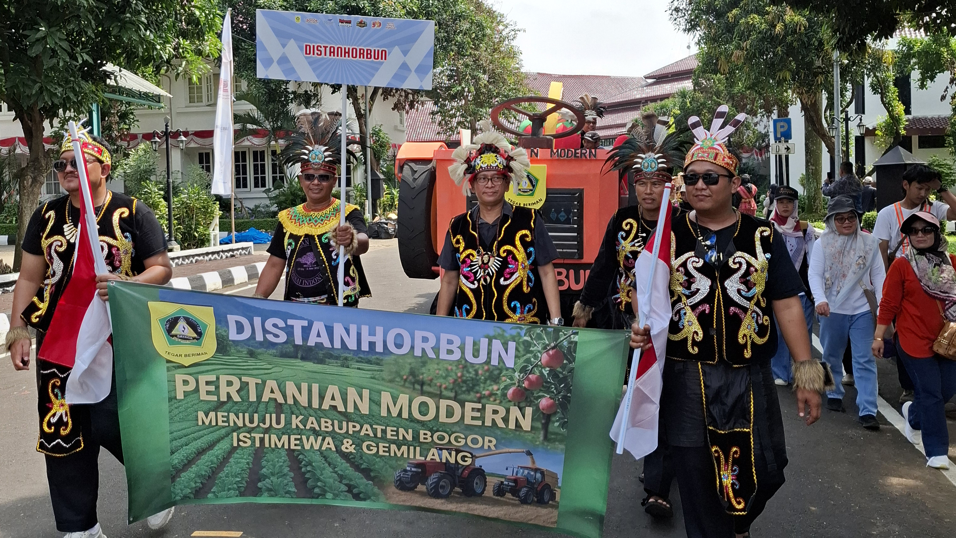 DISTANHORBUN Meriahkan Helaran HJB 543, Tampilkan Pesona Adat Kalimantan Utara